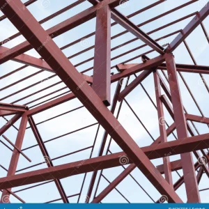 fascio-dell-acciaio-per-costruzioni-edili-sul-tetto-di-costruzione-residenziale-66362319